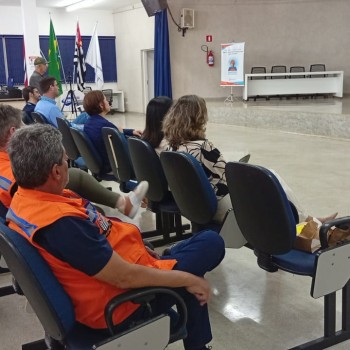 Profissionais da construção, comerciantes e agentes públicos participam de debate sobre segurança com a rede de energia